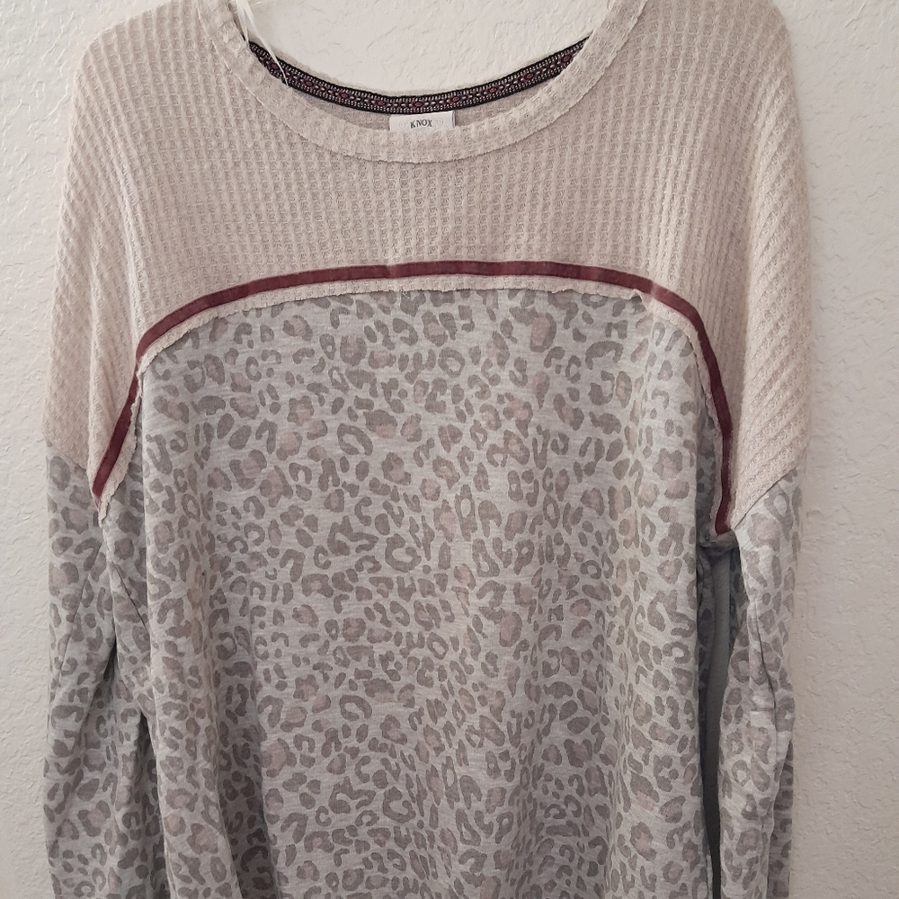 Knox Rose Women's Long Sleeve, Animal Print, Hi-Low Top. Size XXL